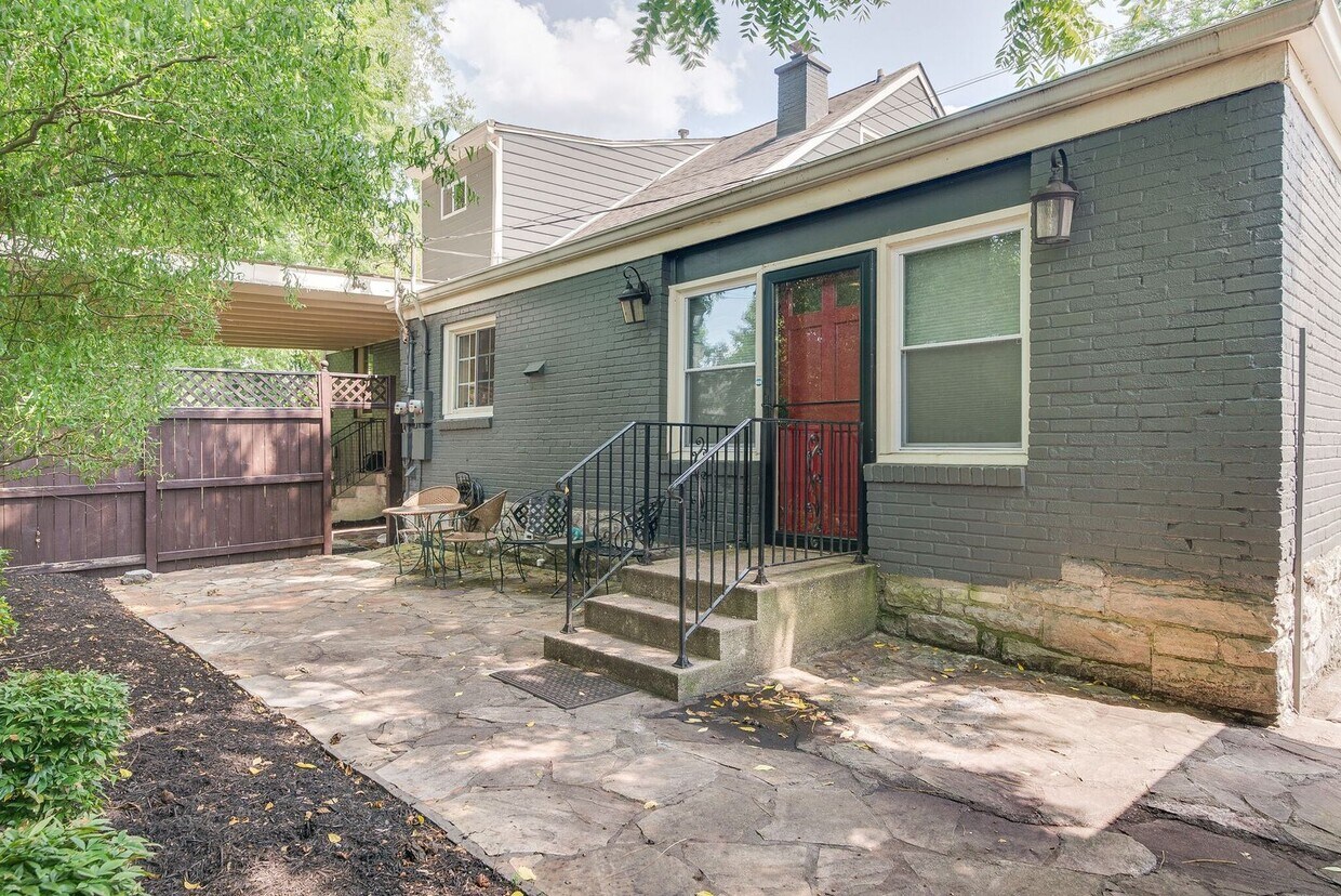 Primary Photo - Amazing 1BR in Green Hills! Lawncare, wash...