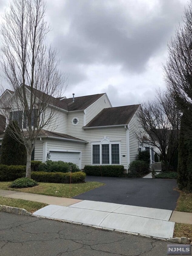 53 Thistle Dr, Paramus, NJ 07652 Townhome Rentals in Paramus NJ