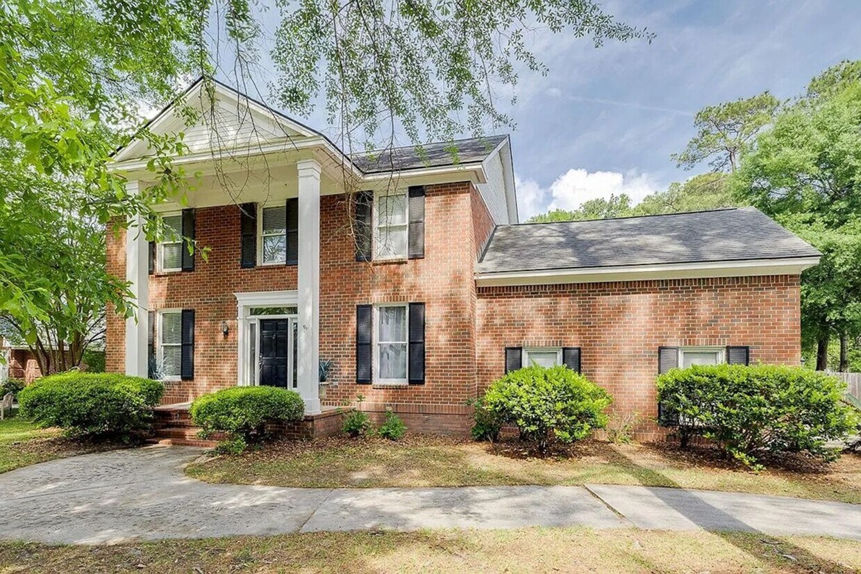 Foto principal - Stunning 4 Bed, 3 Bath Home with Pool in E...