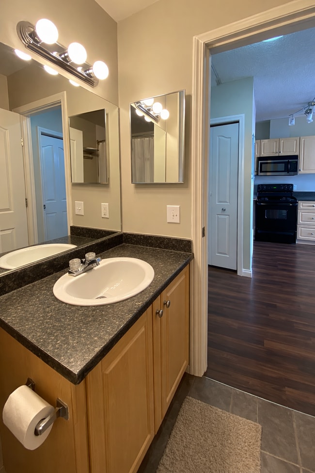 Building Photo - 1 bedroom condo for rent – Vantage Pointe | Beltline – Available April 1