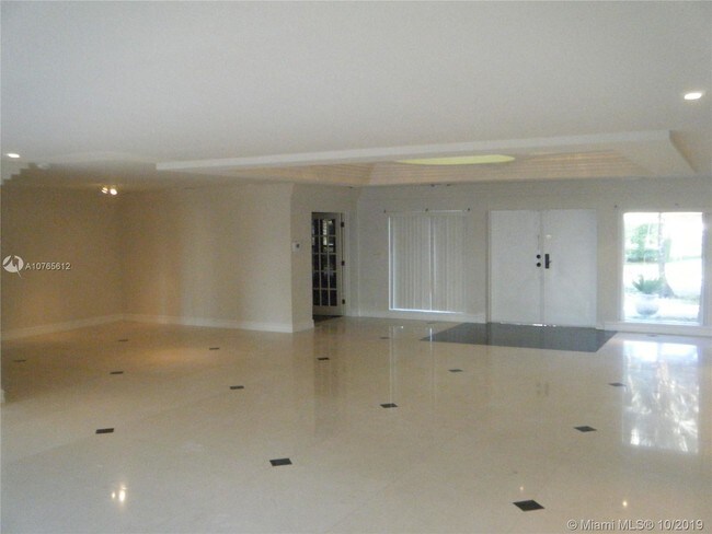 Building Photo - 5541 Bayview Dr
