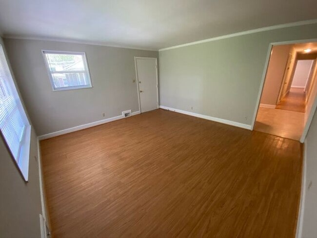 Building Photo - 512 West End Blvd-2BR/1BA-West End APT!!