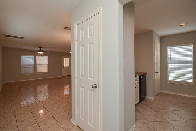 Building Photo - 2710 Woodridge Manor Dr