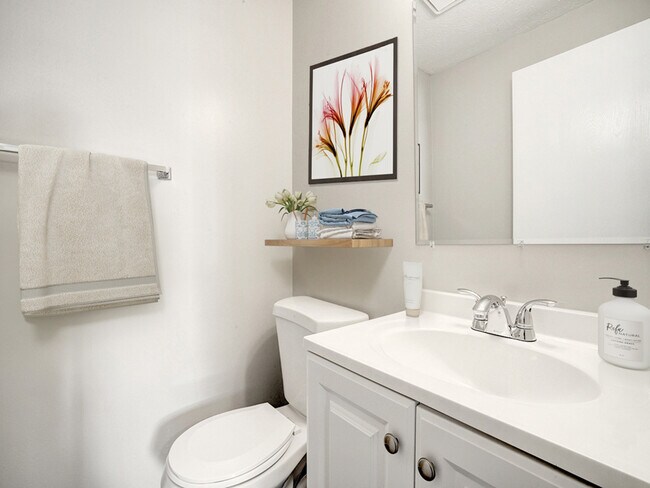 Building Photo - 2056 Quail Ct