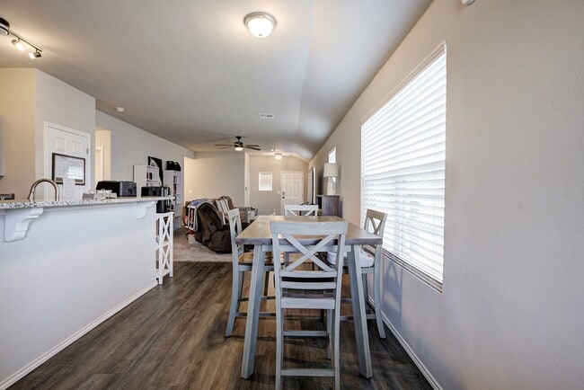 Foto del edificio - 3 bed 2 bath 2 car garage only two years o...
