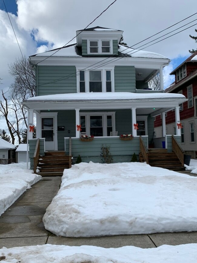 Fotografía del edificio - 144 Forest Hill Dr