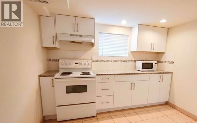 Building Photo - 737 Robinson St