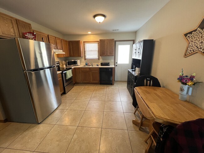 cocina desde la sala de estar - 2139 Hummingbird Dr