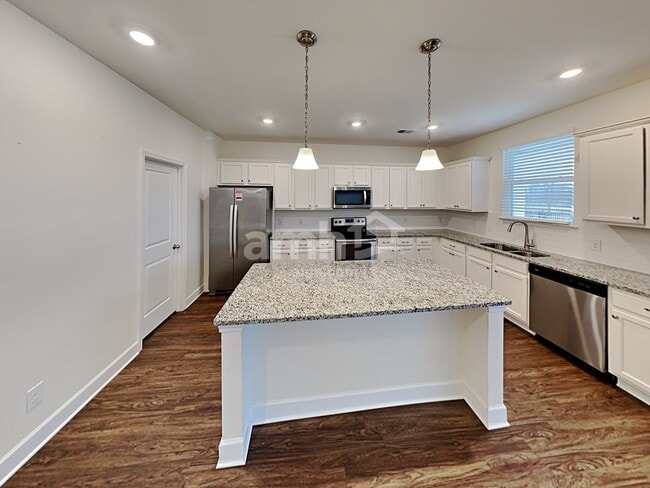 Foto del edificio - 4261 Longfellow Dr