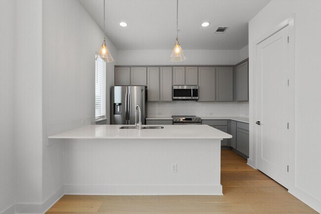 Building Photo - 2050 Lohmans Spur Rd