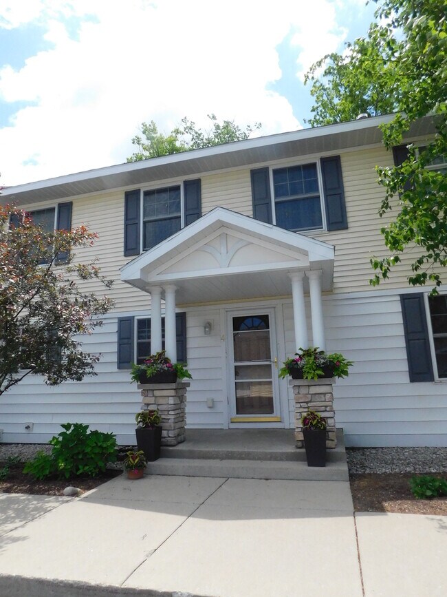 Foto del edificio - **"Charming Downtown Condo: 3 BR, 2 BA wit...