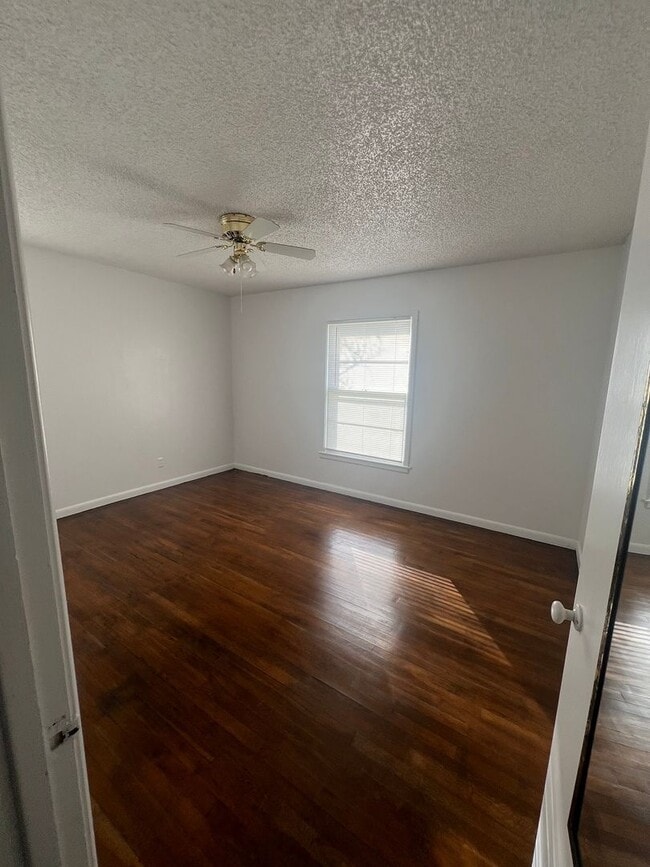 Building Photo - Great Southside Home