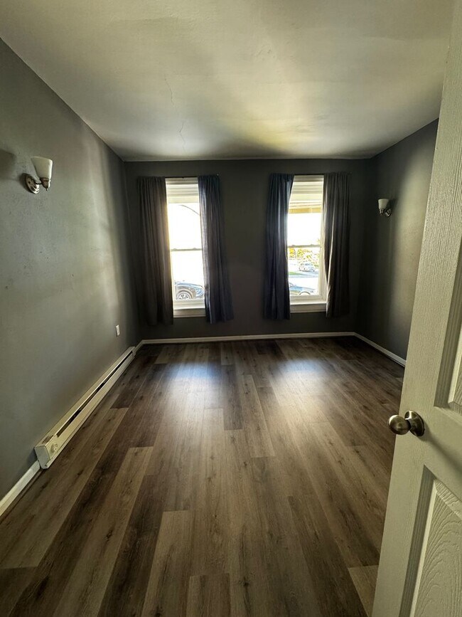 Foto del edificio - 2 Bedroom, 1st Floor Apartment