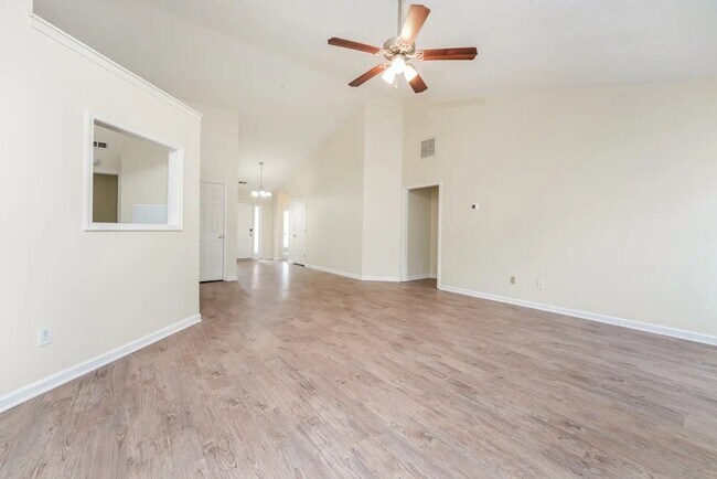 Foto del edificio - 1421 Fall River Dr