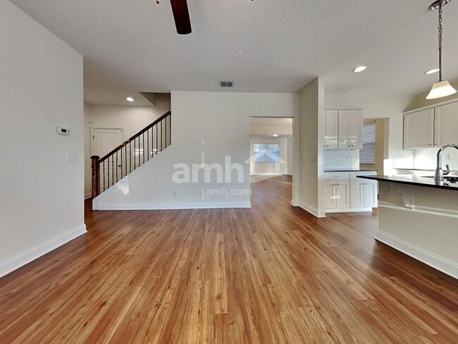 Building Photo - 3289 Roundabout Dr