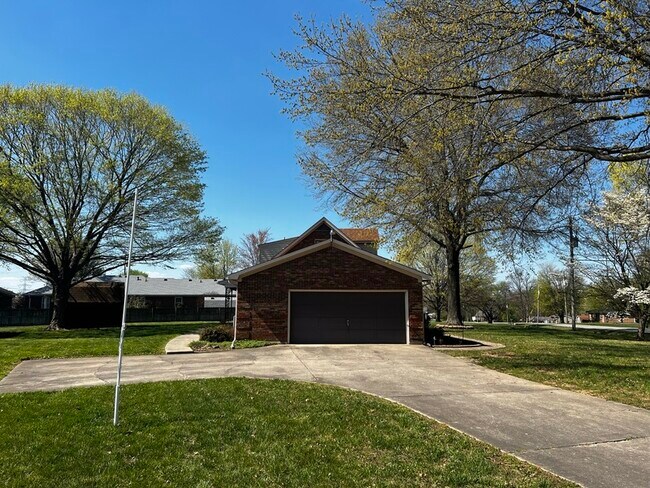 Building Photo - 3900 Scenic Trail