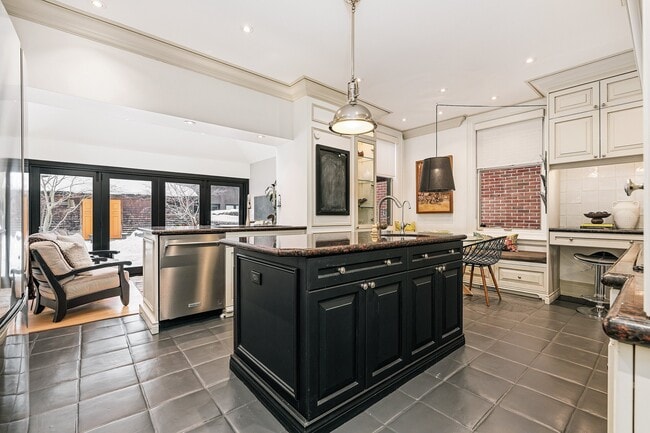 Building Photo - 134 Roxborough St W