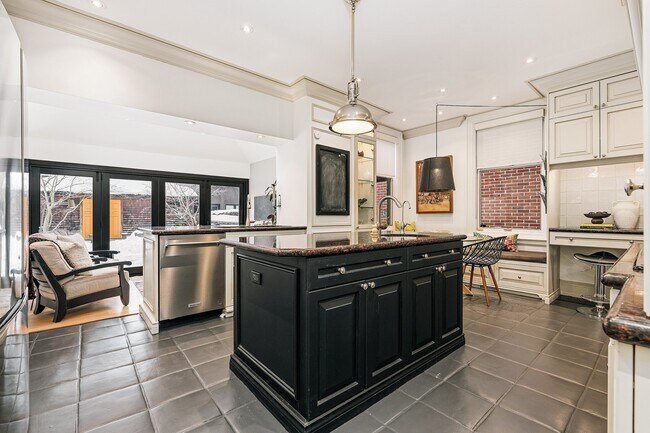 Photo du bâtiment - 134 Roxborough St W