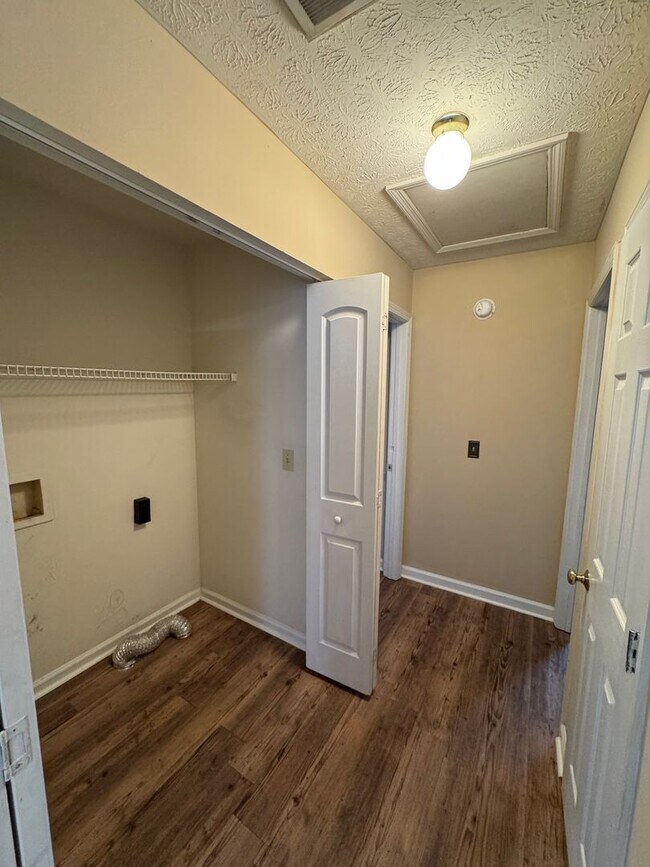 Building Photo - Renovated Duplex in Auburn!