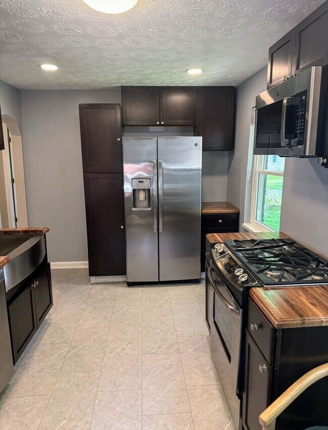 Building Photo - Spacious 6BR House in New Lebanon