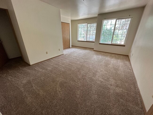 Foto del edificio - Townhouse Close to COCC! All Appliances, W/D Hook-up, Attached Garage, Water/Sewer paid!