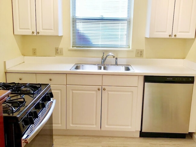 Kitchen - 2822 Victoria Ave