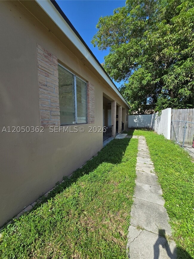 Building Photo - 724-726 SW 7th Ave