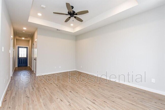 Foto del edificio - 10317 Lake Rd Building 10C
