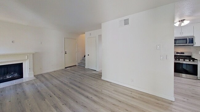 Building Photo - 3/Bedroom Townhouse In Woodland Hills!