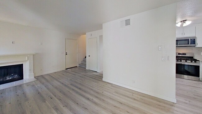 Foto del edificio - 3/Bedroom Townhouse In Woodland Hills!