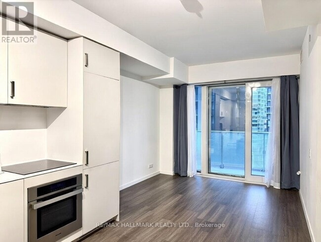 Building Photo - 88 Queen St E