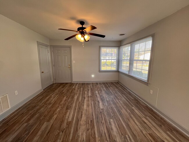 Foto del edificio - 109 Sharyn Ln
