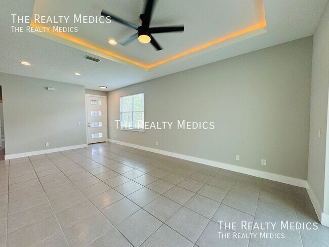 Foto del edificio - GORGEOUS DUPLEX 3 BEDROOM/ 2 BATH!!!