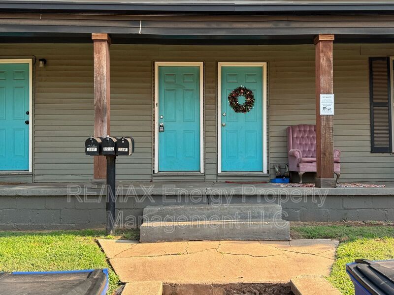 Primary Photo - 222 1/2 E Springer Ave