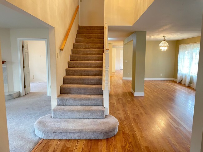 Building Photo - Spacious 4/3.5 in Tech Terrace Pre-Leasing...