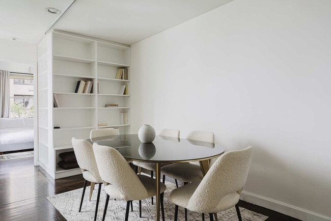 Foto del edificio - 323 E 51st St