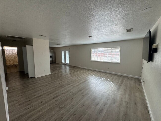 Foto del edificio - 2 bed/ 1 bath home / large yard / central located / Available Now!!