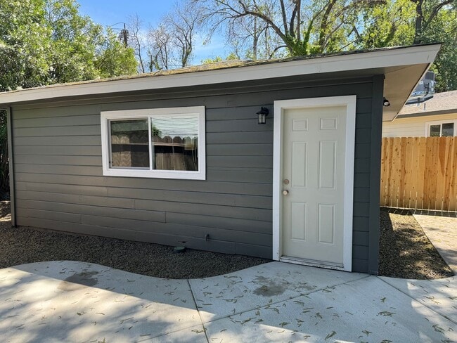 Building Photo - 1048_1050 Warner