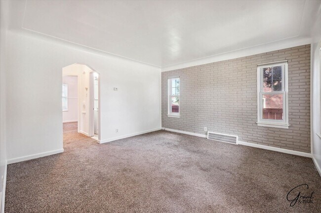 Building Photo - 3 bedroom - 1 bath - Lincoln Park - $1,400