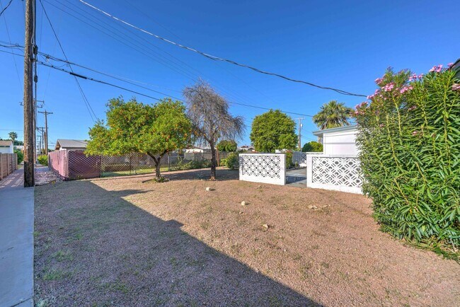Foto del edificio - Cozy, Remodeled 2 Bedroom + Den + 1 Bath H...