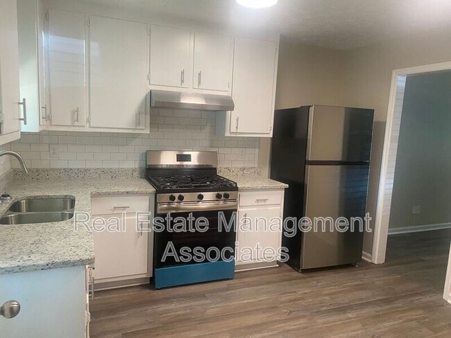 Building Photo - 102 Doves Ln