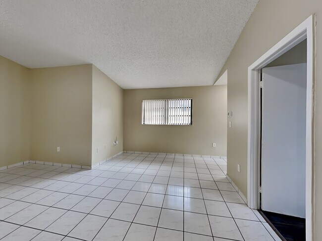 Foto del edificio - 2579 W 70th St
