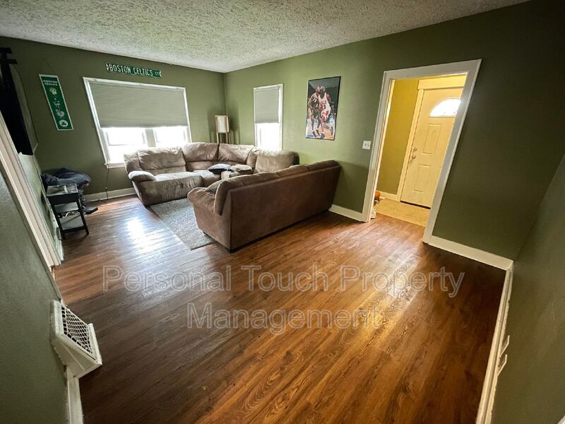 Foto principal - 817 College Street North