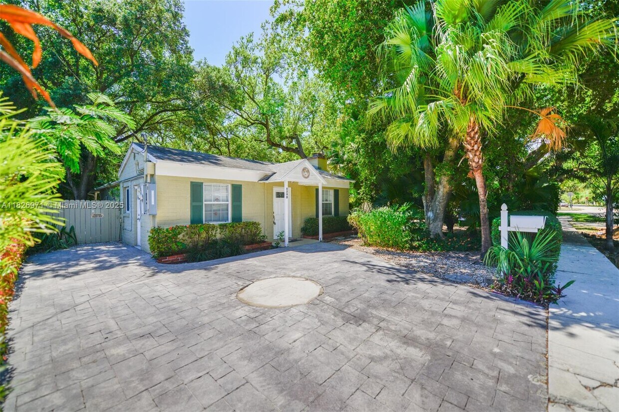 Foto principal - 6290 SW 70th St