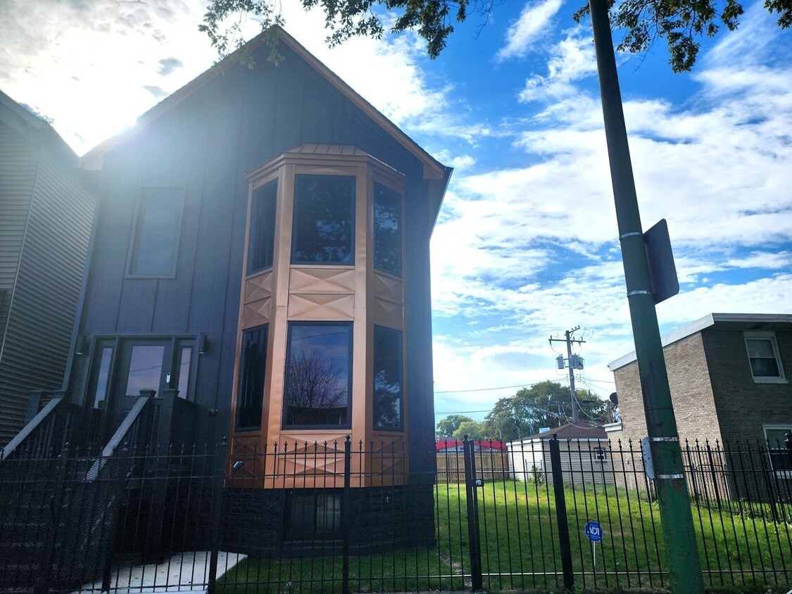 Foto principal - 243 W Swann St