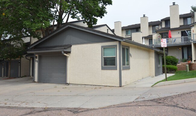 Building Photo - Townhome - 2 bedrooms, 1 bathroom & 1 car garage - NO A/C! NO PETS ALLOWED!