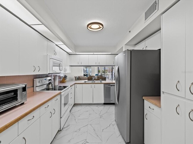 Building Photo - 6650 Sunset Way