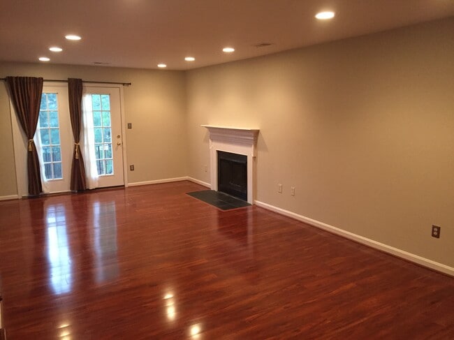 Photo - 227 Katie Ct (Falls Church, VA) Apartment