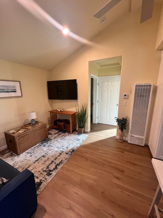 Building Photo - Ventura - Fully furnished one bedroom, one...