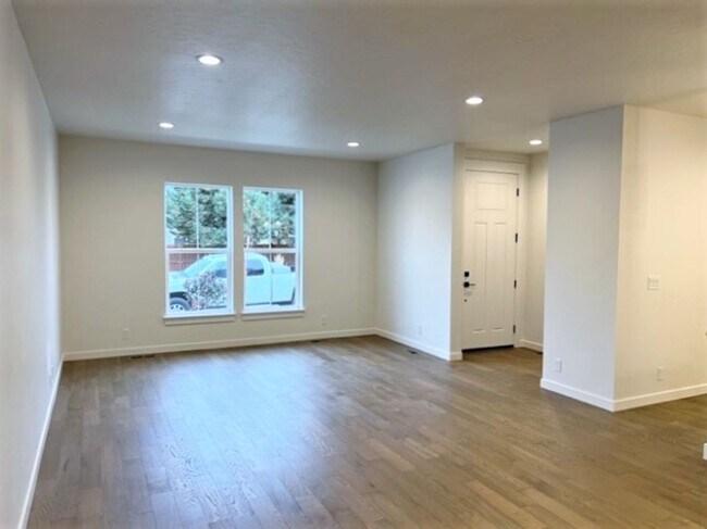 Foto del edificio - Brand new 3 bed 2.5 bath home just off Lak...